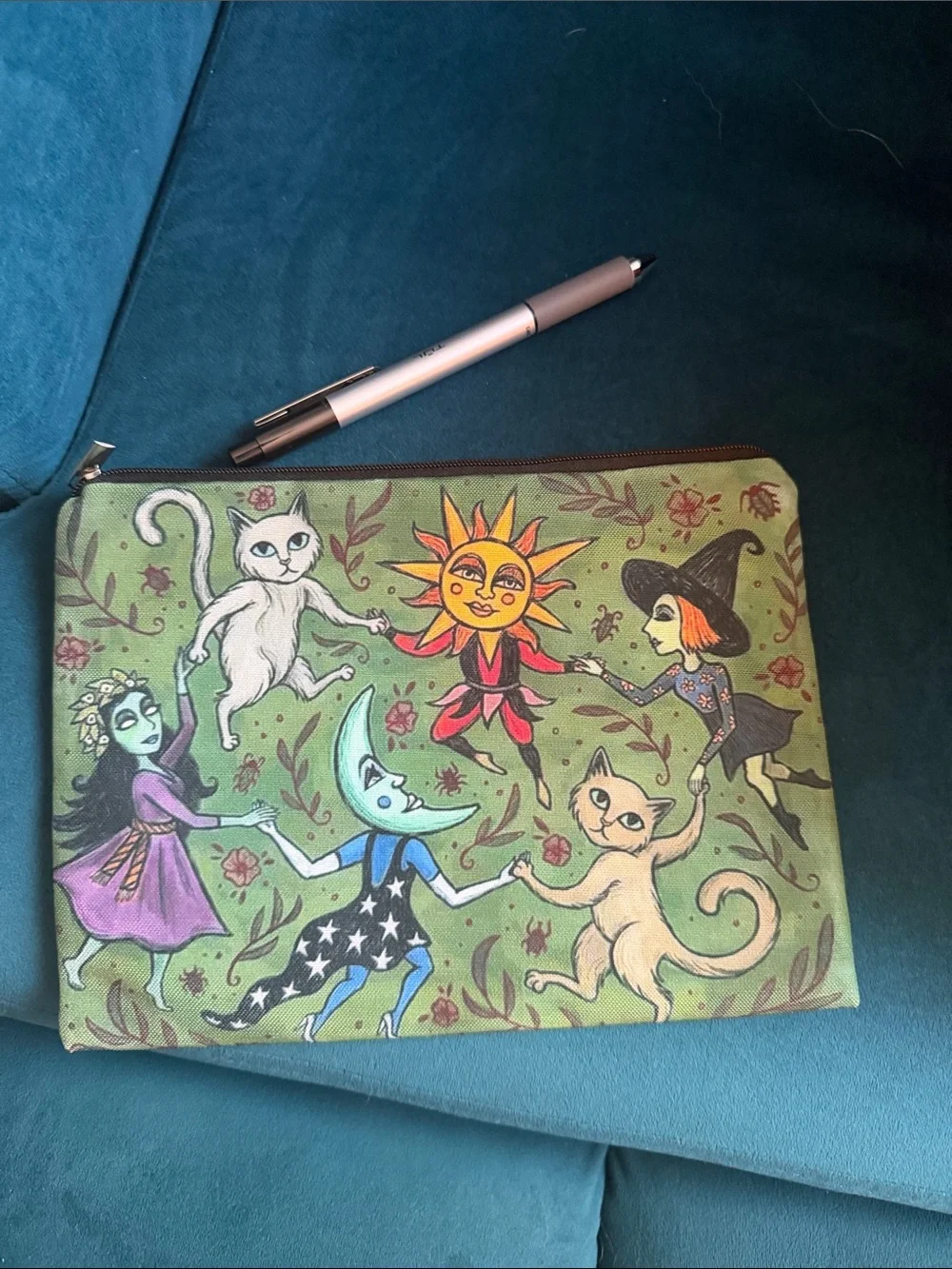 Green whimsical zippered Pouch - Unbranded perfect condition
